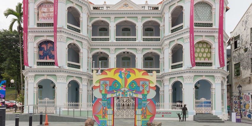 The Peranakan Museum is one of the most amazing places in Singapore for couples