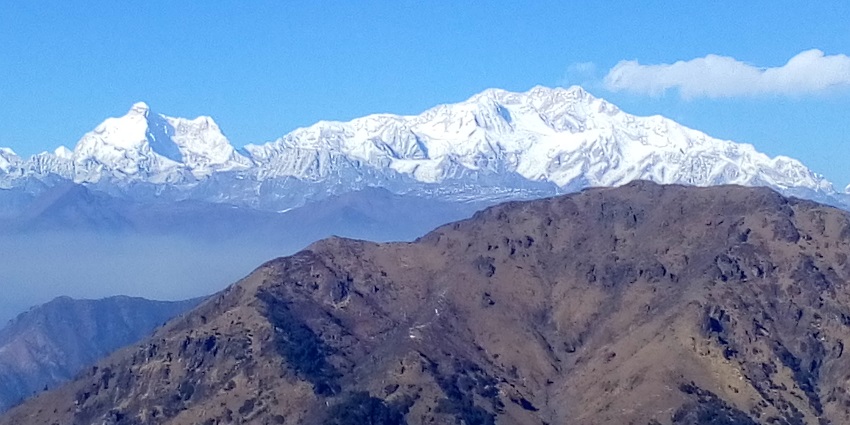 Snow-capped mountains at the Phalut, one of the places to visit while Sandakphu trekking.