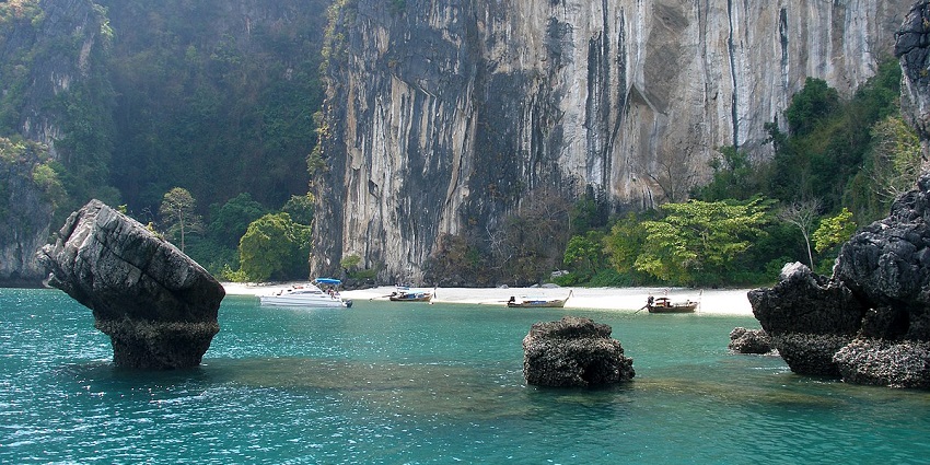 Phang Nga Bay, lies to the southwest of the park, is home to limestone cliffs and karsts.