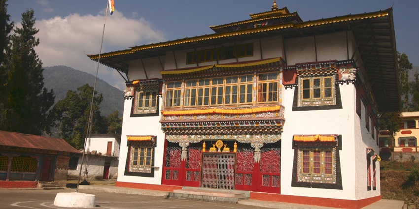 Phensong Monastery showcasing Tibetan architecture and surrounding lush greenery
