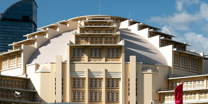 Phsar Thmey or the Central Market is located at a close distance from the museum.