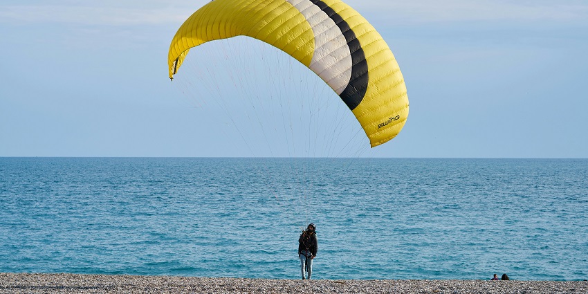 Plan a trip to Phuket and indulge in the exciting sports to witness the panoramic views.