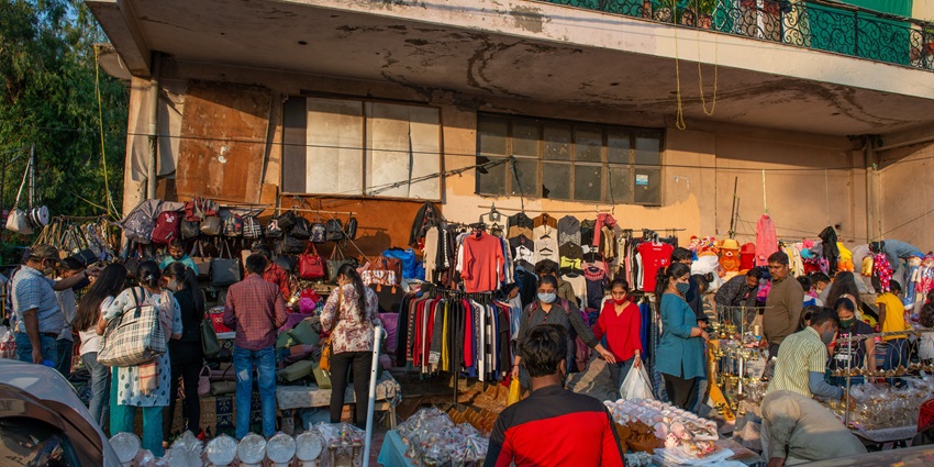 An image representing the hustle and bustle of shopping at the lajpat nagar market