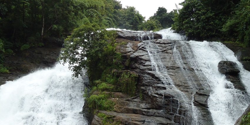 Charpa Waterfalls location has spectacular views along the way which visitors can enjoy.