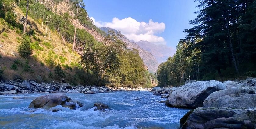 Nature park of Kasol is the ideal destination for tourists to have a picnic with family and friends