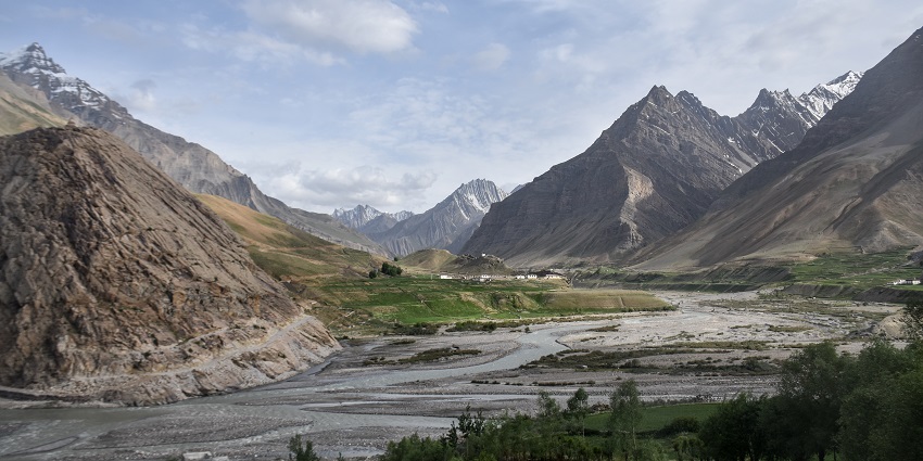 A breathtaking view of the Pin Valley Park with enormous mountains in the background.