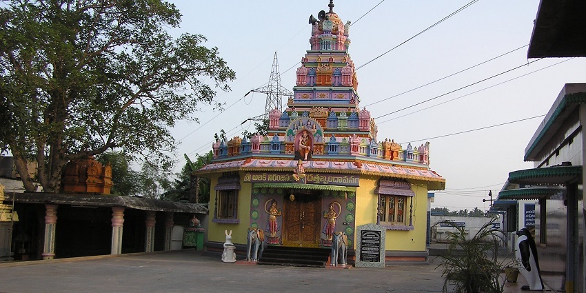 Picture of intricate & colourful architecture of a place of worship located in India.