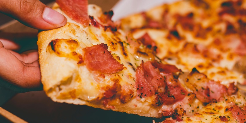 Cafe 1947 has some of the best food in Manali like wood-fired pizzas and pasta