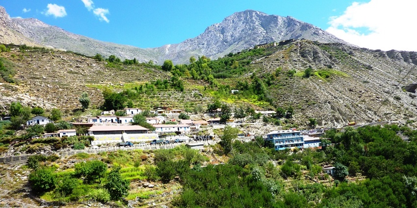 See serene views in the beautiful village of Poo, one of the places to visit in Kinnaur.