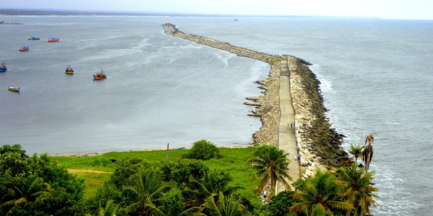Thangassery Beach Lighthouse offers you some stunning panoramic views of the port.