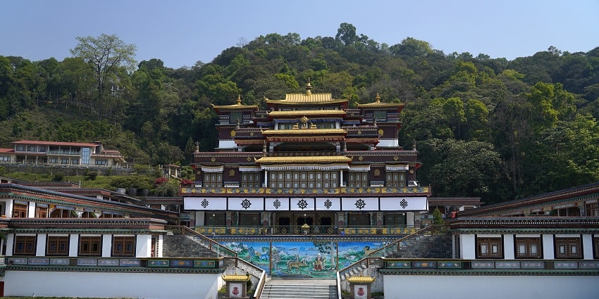 The location of this monastery makes it very convenient for the tourists to spot and reach the same.