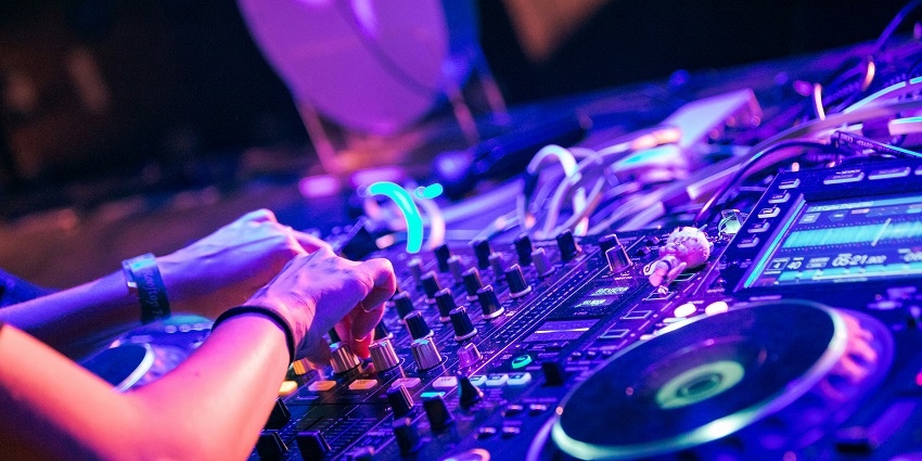Privee is one of the most lively and happening places to visit on birthday in Delhi.