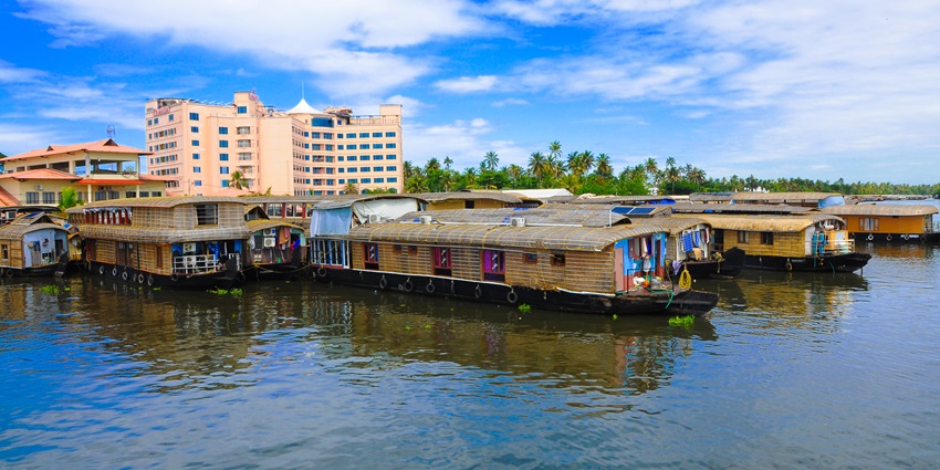 Lakeside view of the Punnamada overlooking the city, one of the best places to visit in Alappuzha