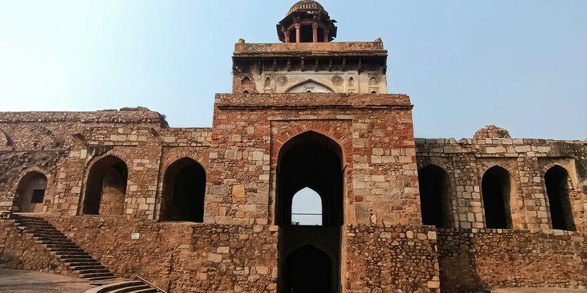 A front view of the iconic Purana Qila, one of the best places to visit near Akshardham.
