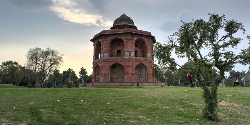 A picture of a historical fort in Delhi with intricate architecture and a huge garden all around