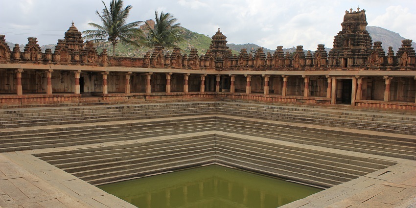 Take a holy dip in the Pushkarini located near the temple in Kurnool, Andhra Pradesh.