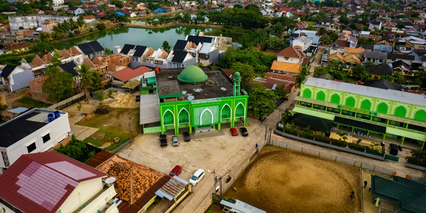Puthanangadi Juma Masjid is one of the best places near the Thirumandhamkunnu Temple.