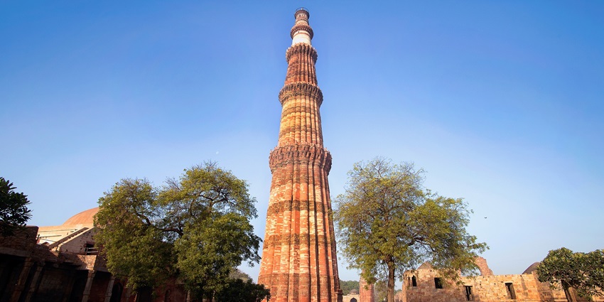Visit Qutub Minar in Mehrauli to enjoy the minarets and marble and sandstone architecture