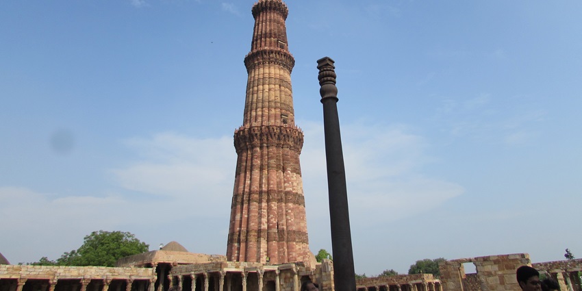 Image of Qutub Minar, one of the most famous tourist attractions in Delhi.