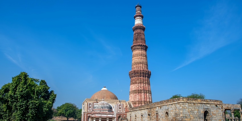 Beautiful image of the historic Qutub minar in the vicinity of the Qutab mosque complex
