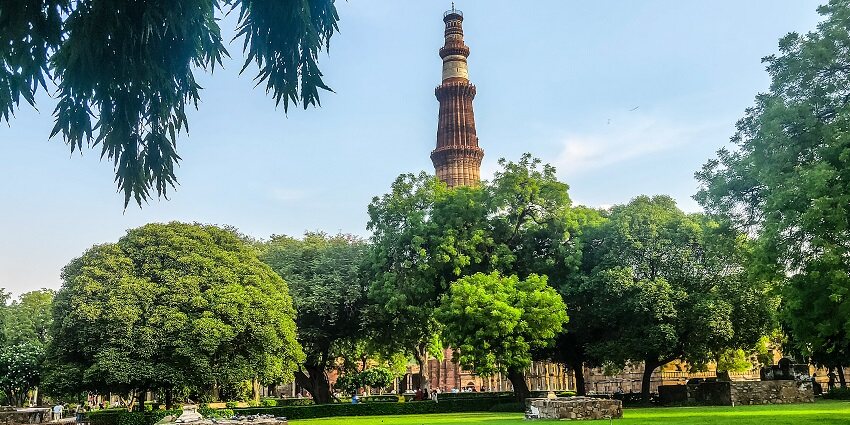 Beautiful snapshot of the Qutab Minar complex surrounded by the lush green garden
