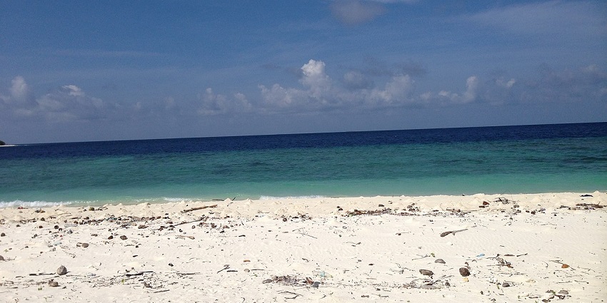Veligandu Island Beach is a perfect place for couples and adventure enthusiasts.