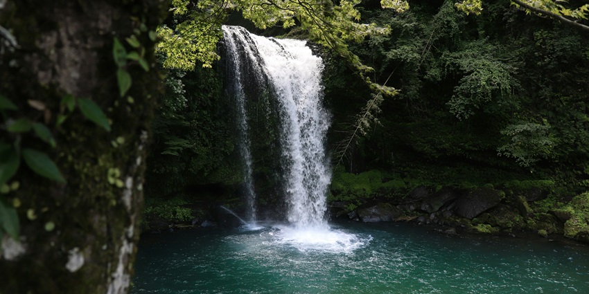 Rainbow Waterfall is one of the most beautiful places to visit near Mirik for couples.