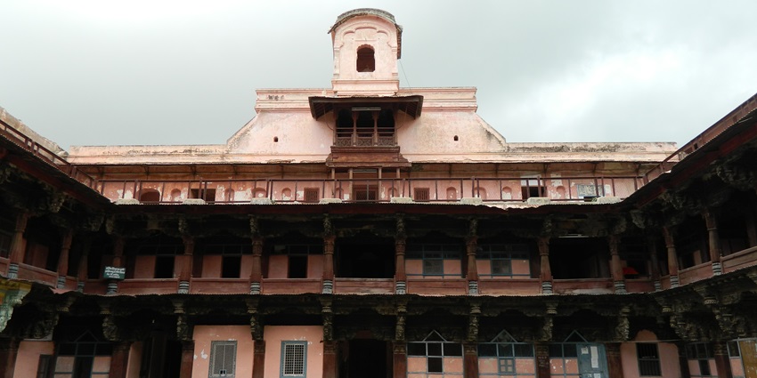 This mahal is a build in british and mughal architecture reflecting upon the colonial era