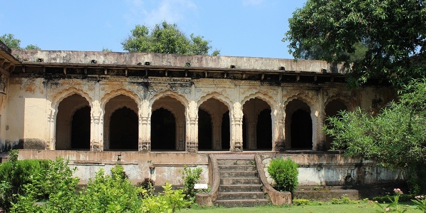 A picture of the stunning architecture and lush greenery around the famous Rani Mahal.