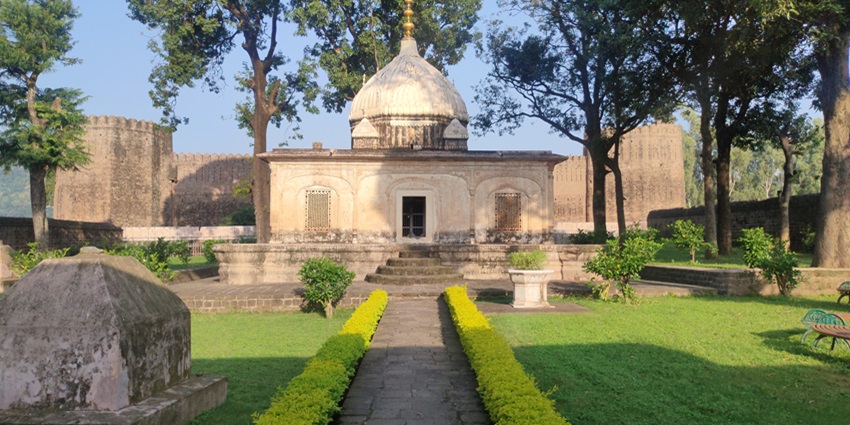 Visit the Ramnagar Fort Udhampur during the Dussehra festivities to experience its grandeur