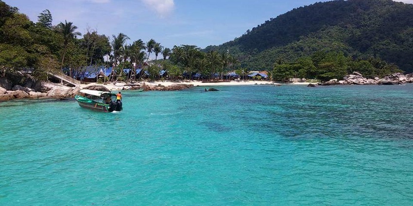 Relax near the coast of Rawa Island, one of the islands to spend time in Malaysia.