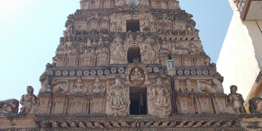 Rayadurg Fort has a stunning hilltop location with granite boulders and ancient temples
