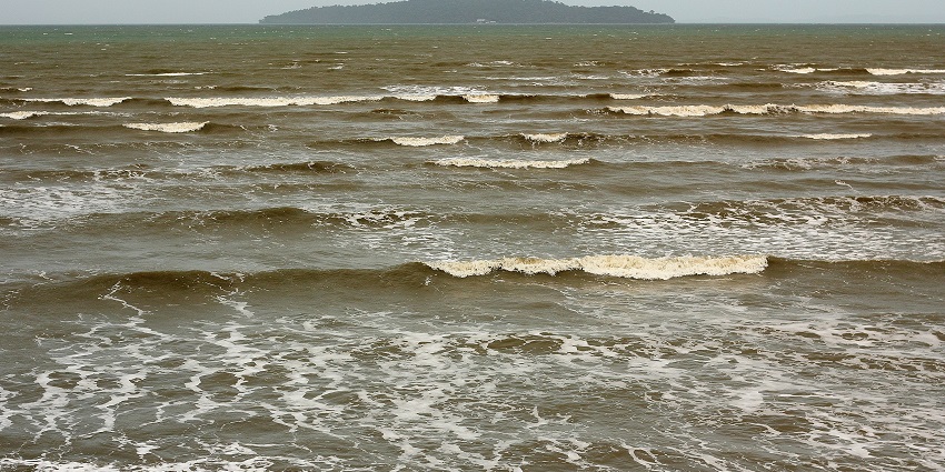 A glimpse of waves splashing each other at the Ream, a top attraction of the region.