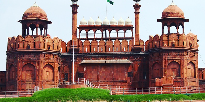 Red Fort, a UNESCO Site, is one of the best places to visit near Kashmere Gate.