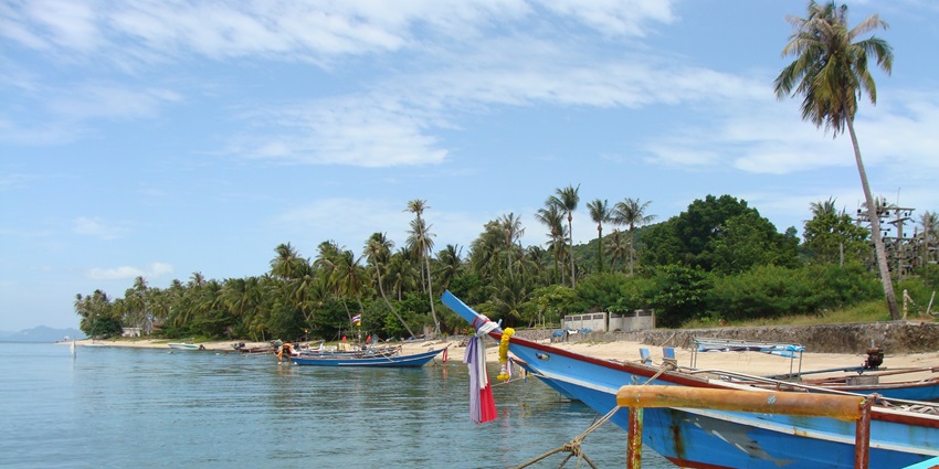 A picture of the scenic Koh Samui Island taken from a ferry parked at the beach