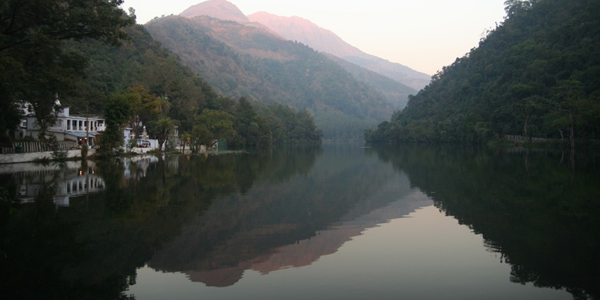 This lake is renowned amongst tourists for its shape, that is of a sleeping woman
