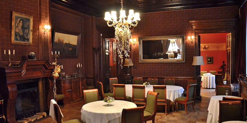 Image from the inside of the beautiful restaurant a scenic place to eat on the trip