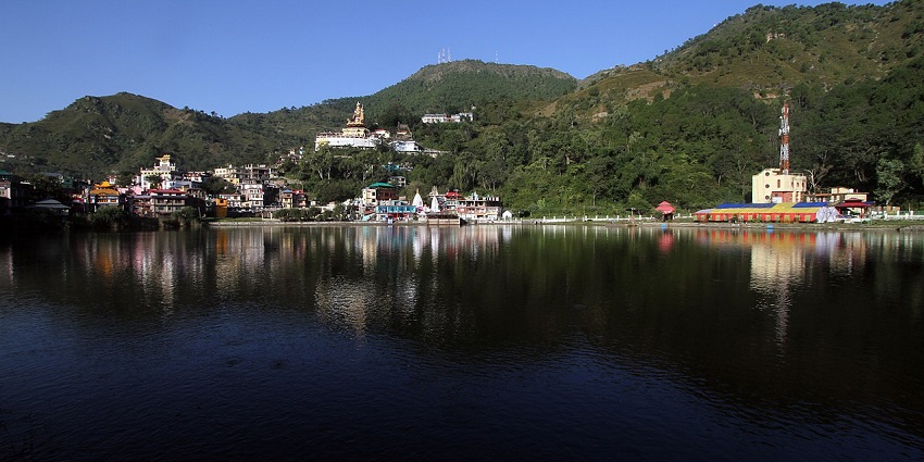 One of the places to visit in Sunder Nagar, Rewalsar lake has greenery and picturesque landscapes.
