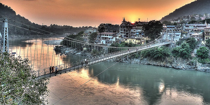 A picture taken at the famous bridge in Rishikesh during the evening