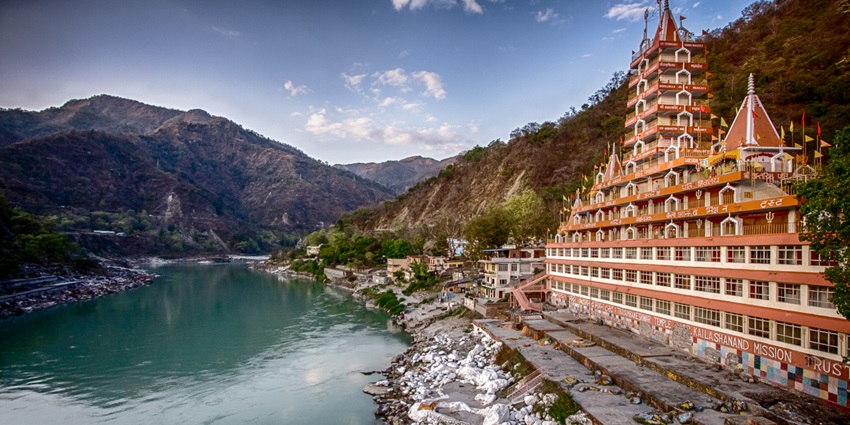 Temple view beside a canal in Rishikesh–places to visit near delhi in october.