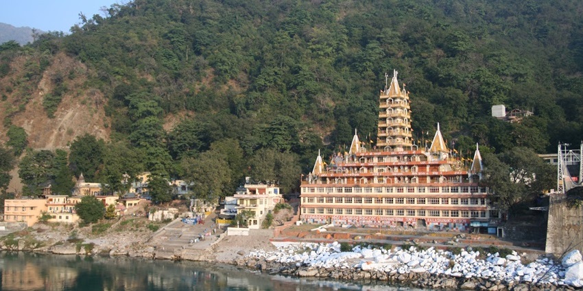 Temple on the Ganges in Rishikesh, a peaceful retreat surrounded by lush greenery