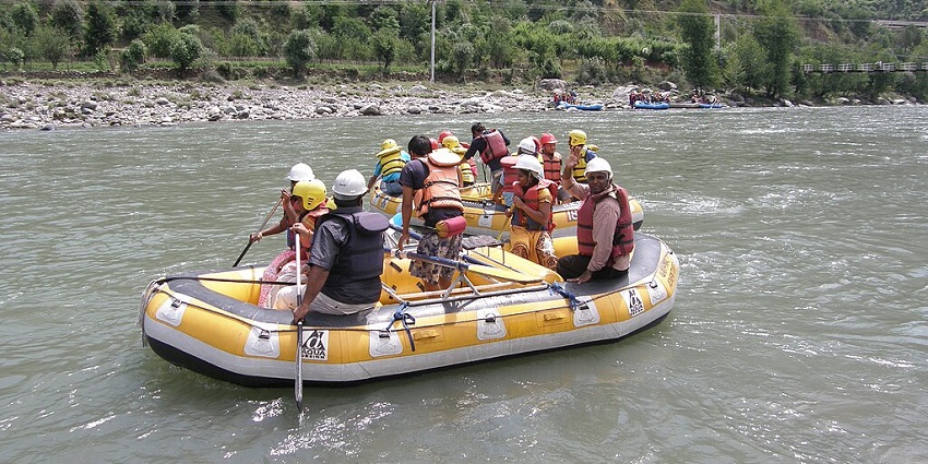 A Scenic picture of group rafting in the river—Best Things to do in Manali in June