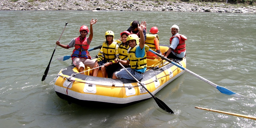 River Rafting lets the tourists explore the surroundings of Manali from the proximity of the gracious rivers.