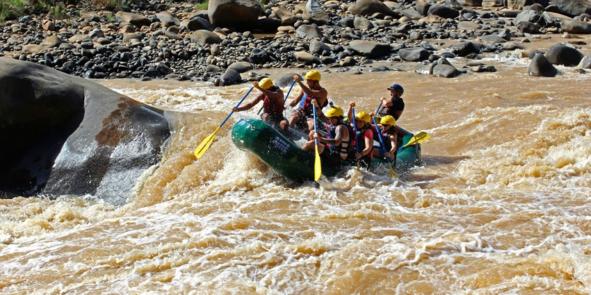 Partaking in river rafting is one of the best things to do in Manali in May for adventurers.