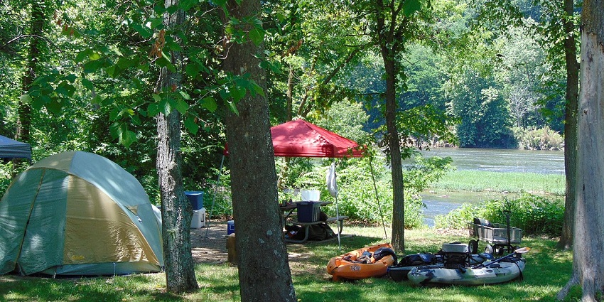 A beautiful picture of a group Riverside Camping–Best things to do in Manali in June
