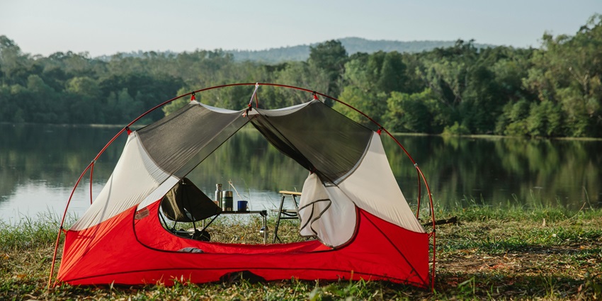 One of the best things to do in Kasol in May is enjoying a stay in a riverside camp.