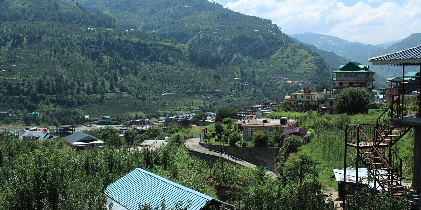 A view of Rohru, one of picturesque places to explore near Daranghati Wildlife Sanctuary.