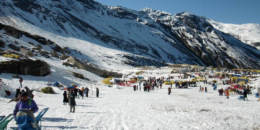 Trekking to adventurous Rohtang Pass is one of the best things to do in Manali in May.