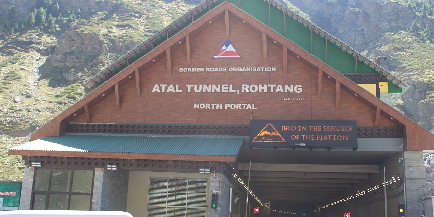 Enjoy the breathtaking views of peaks and valleys from the iconic Rohtang Pass.