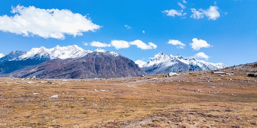 A scenic view of Rohtang Pass, one of the best places to explore near Rahala Waterfalls.